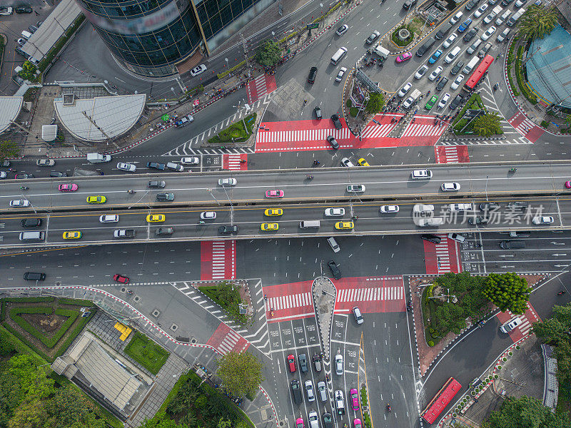 泰国曼谷市中心繁忙的十字路口的无人机拍摄