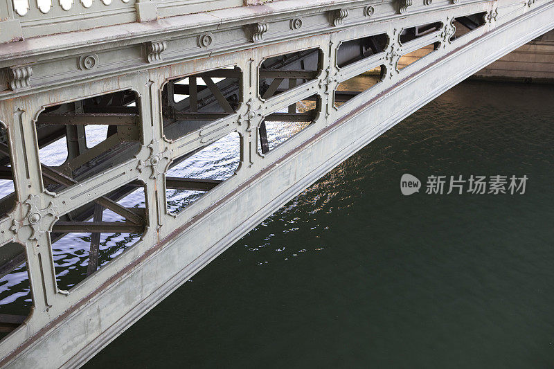 塞纳河上一座金属桥的特写