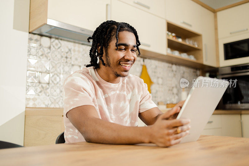 非裔美国年轻人使用平板电脑和网上约会
