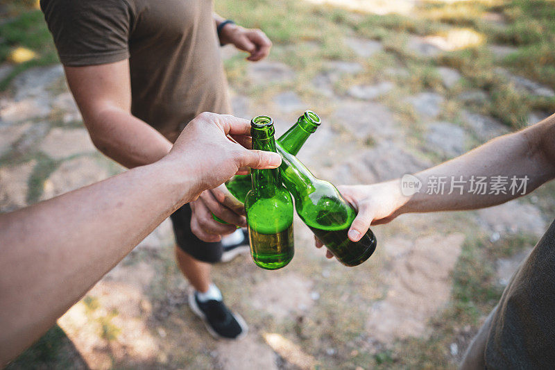 人们在大自然中碰杯，欢呼，举杯庆祝