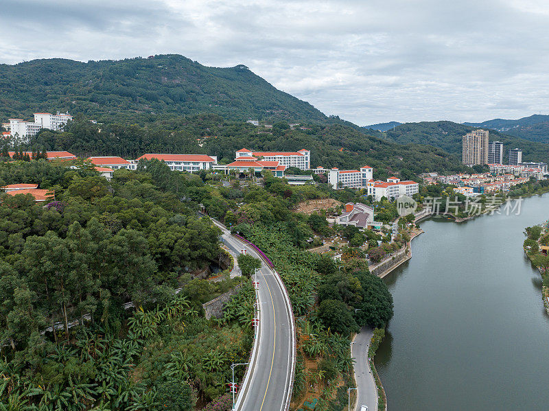 建筑，高速公路，城市绿化带