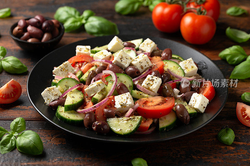 希腊沙拉配新鲜蔬菜，羊乳酪，卡拉玛塔橄榄，干牛至，红酒醋和橄榄油。健康食品。