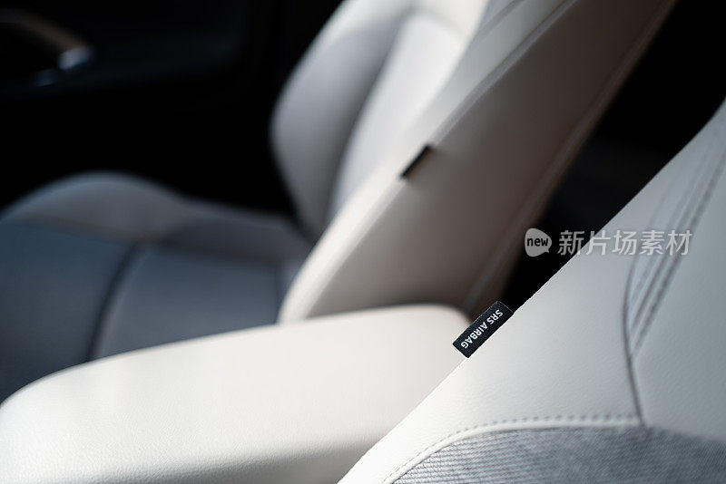 浅焦点的SRS安全气囊标签，看到附着在混合动力，新技术车辆的前部皮革座椅。