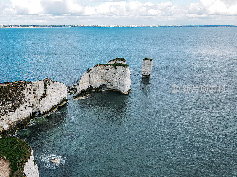 无人机拍摄的著名的老哈利岩石在多塞特，英格兰，英国