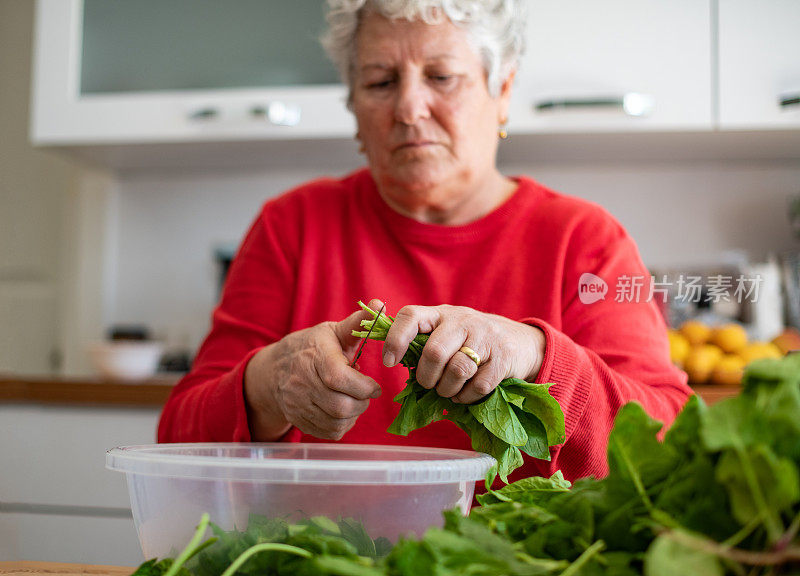 女人切菠菜当饭吃