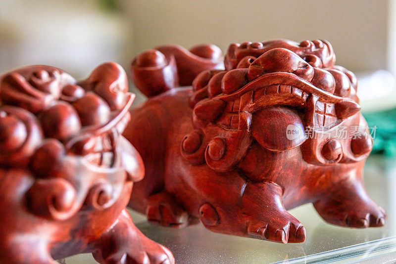 中国传统红木家具上的麒麟木雕装饰