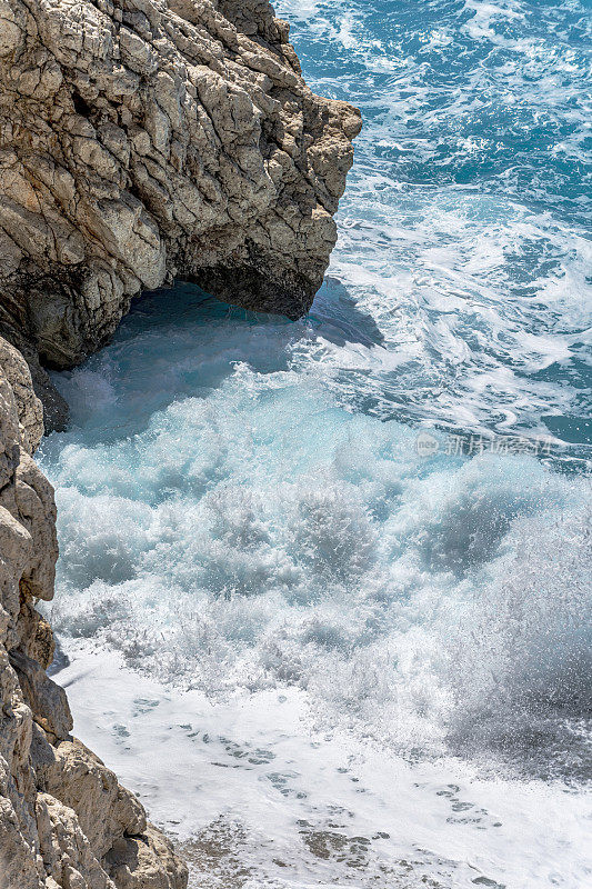 著名的卡普塔斯湾的岩石和海浪