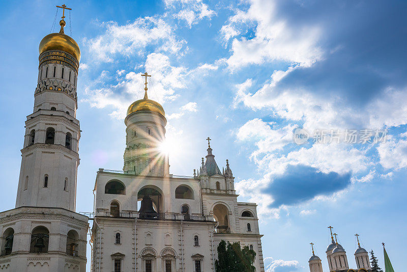 伊凡大帝钟楼，右边是莫斯科克里姆林宫的圣母升天钟楼。蓝色的天空背景与阳光