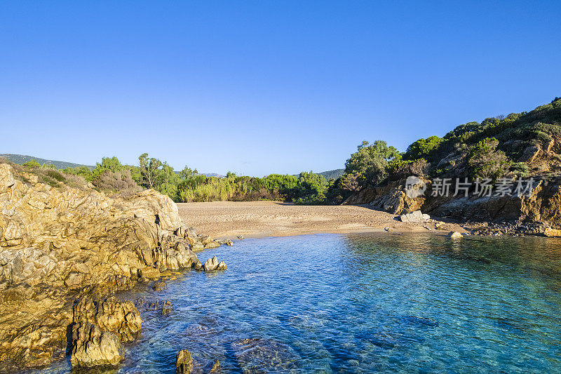 意大利撒丁岛西南部中国海岸的苏波尔图海滩