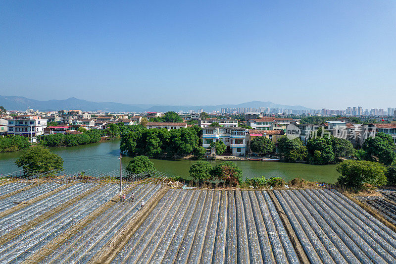 鸟瞰图农村地区和农田在城市的郊区河边