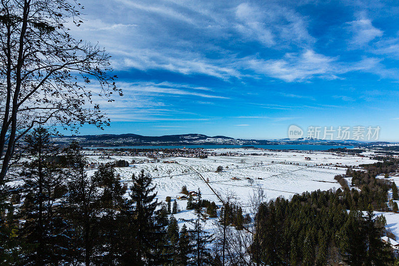 从德国新天鹅堡看雪原和湖泊