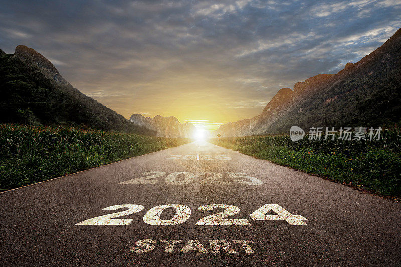 2024，新的一年2024或者2024这个词的概念开始，写在道路中间铺上以落日山为背景的道路规划思路和挑战