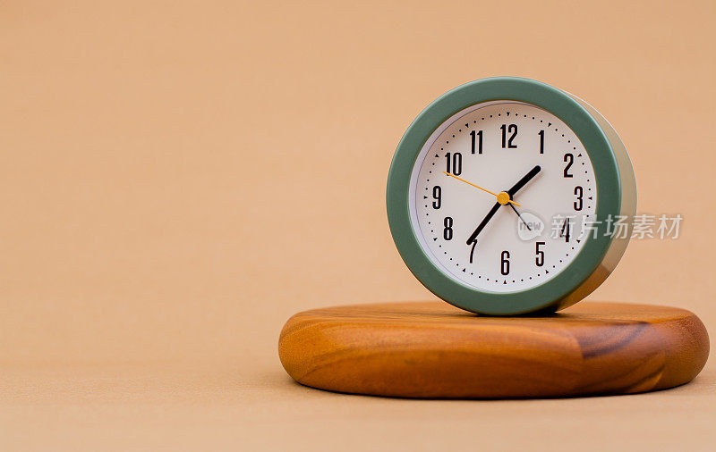 板式闹钟，现代钟表，宝贵的时间观念。时间计划。在有限的时间内工作。