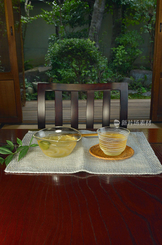 Tokoroten和一杯绿茶在桌子上