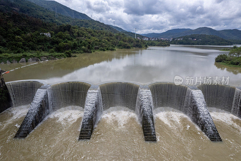 水溢出了圆形水库大坝