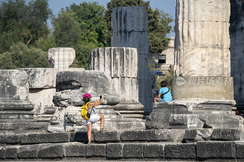 这对母子在土耳其艾丁的古希腊城市迪迪马的照片