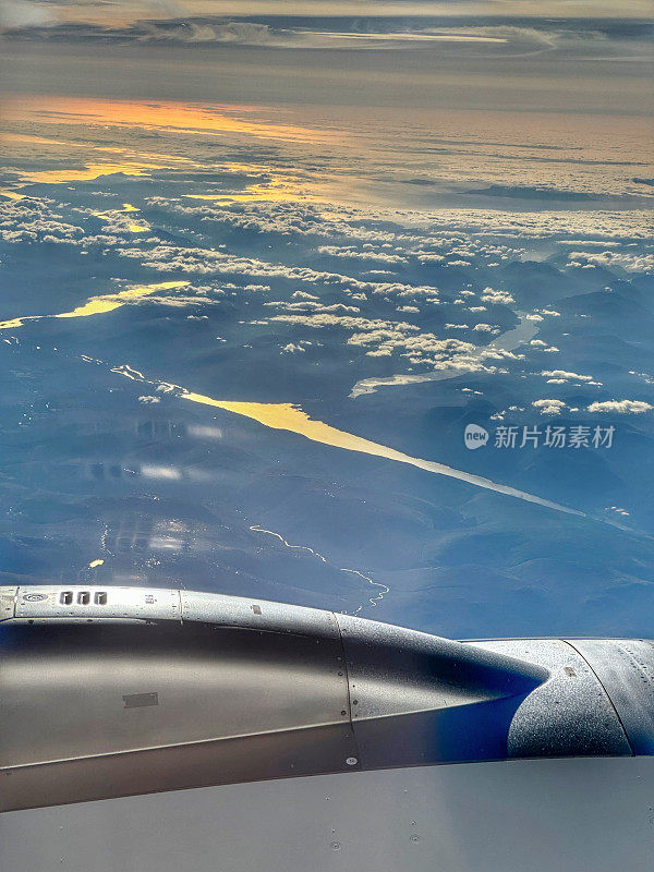 日落时从飞机上看苏格兰湖