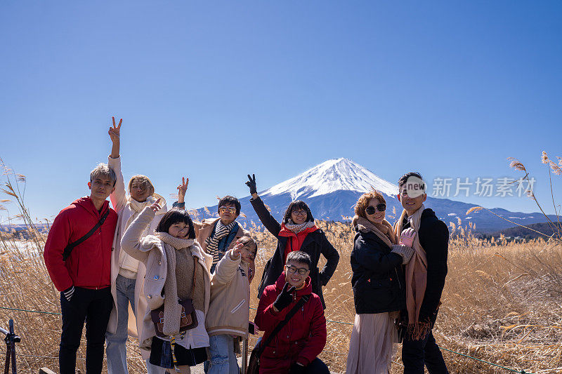 一个亚洲的中国家庭去日本东京的Chureito旅游