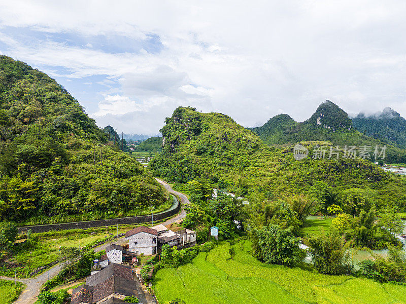 越南曹邦，中庆，码头顺河的空中景观，绿色的稻田和质朴的土著房屋