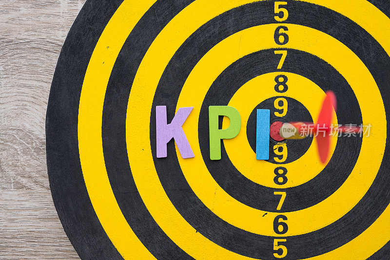 颜色字母KPI首字母缩写(关键绩效指标)在飞镖背景与红色箭头飞镖击中中心的目标。