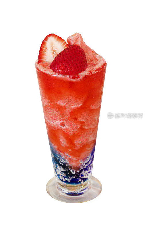 草莓冰沙混合意大利苏打水，白色背景，孤立