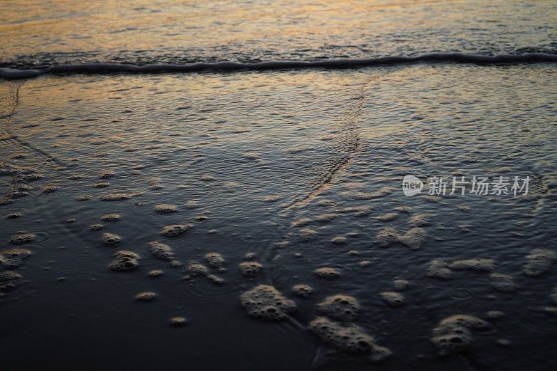 海水在沙滩上起泡