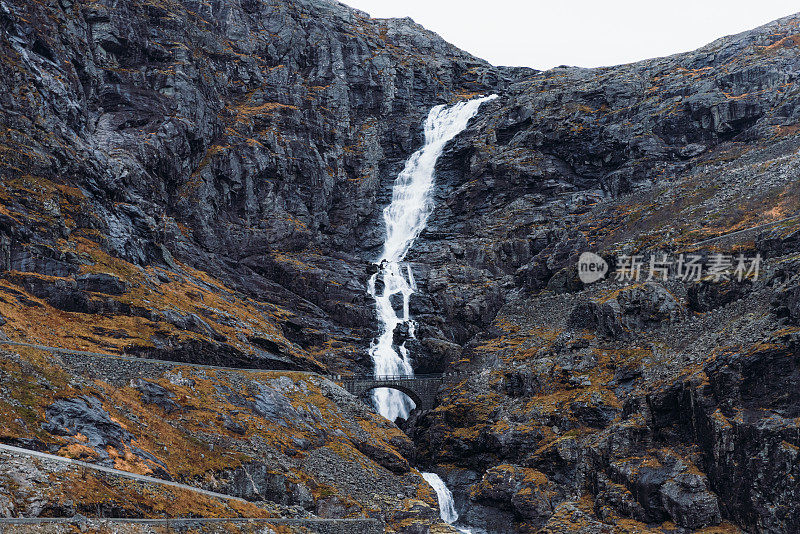 田园诗般的瀑布在特罗尔斯蒂根的发夹山脉下流淌，挪威