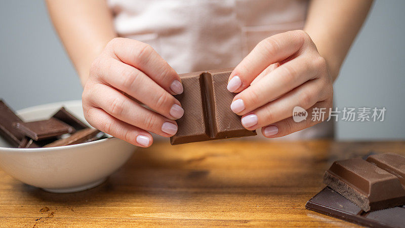 女性手掰巧克力