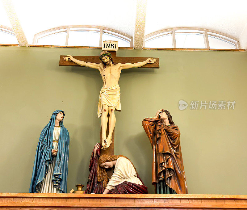 圣达菲，新墨西哥州:圣弗朗西斯大教堂内部十字架现场雕像