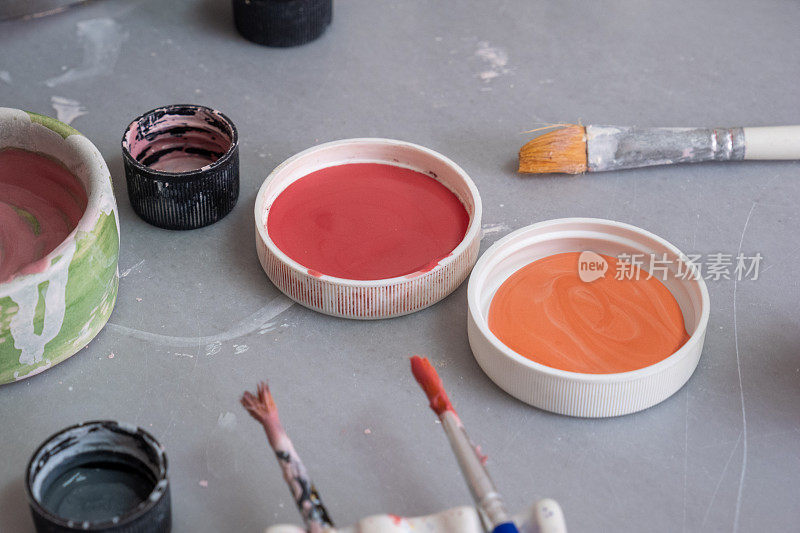 艺术的和谐:刷子和陶瓷釉在陶瓷工作室大理石桌优雅