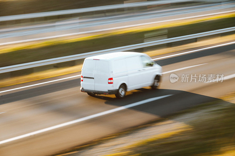 在高速公路上行驶的货车