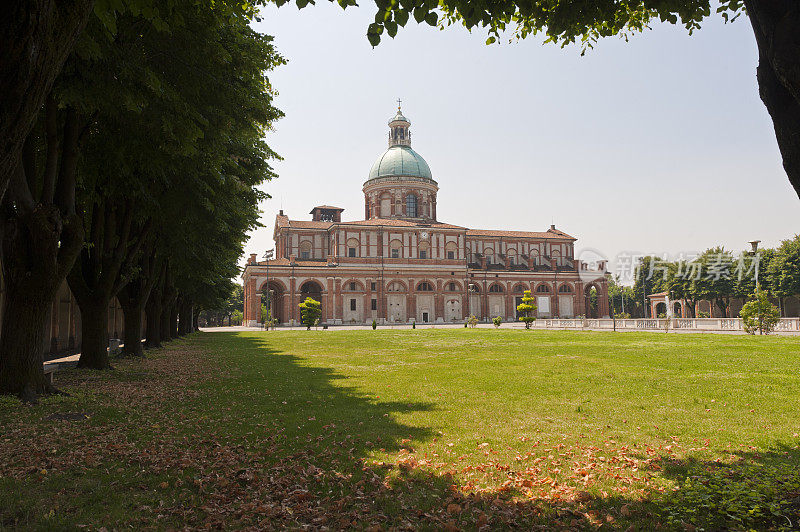 卡拉瓦乔圣殿(贝加莫，伦巴第，意大利)，教堂和公园