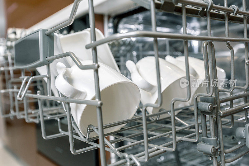 洗碗机中的碗碟