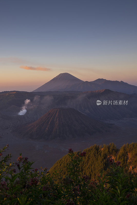 印度尼西亚东爪哇的布罗莫火山的日出。