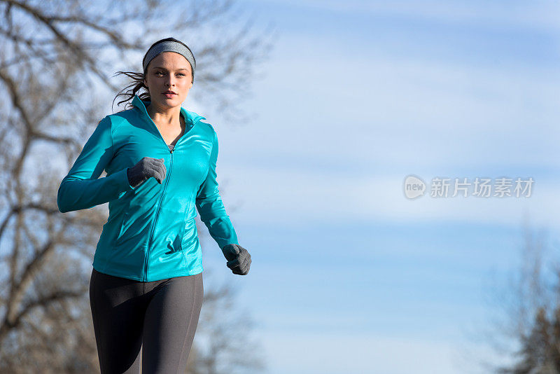 女人在冬天跑步