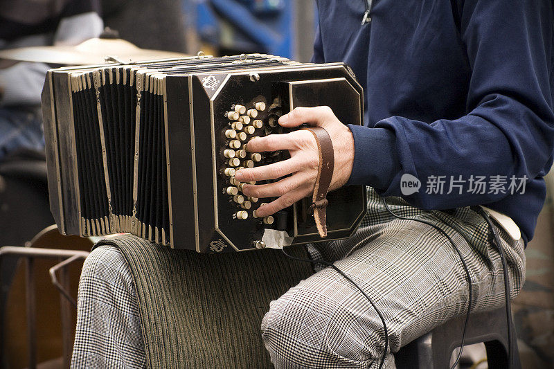 玩“bandoneon”