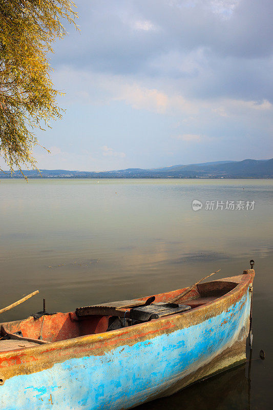 宁静的风景与渔船