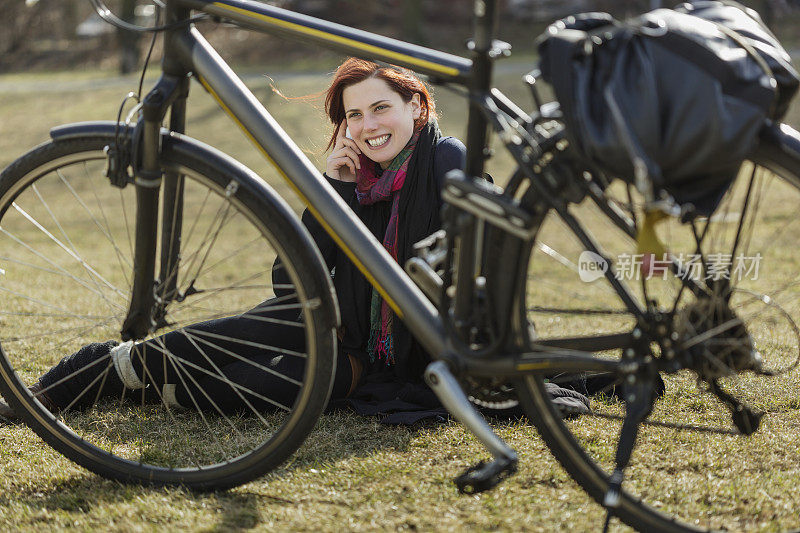 骑自行车上下班时休息的女性