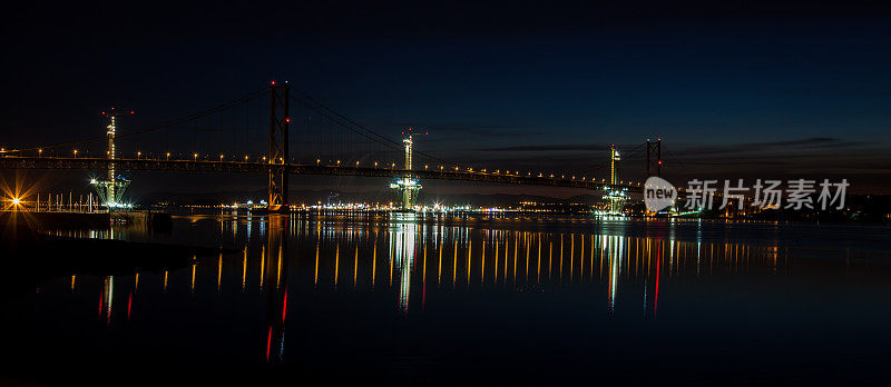 福斯公路桥夜景。