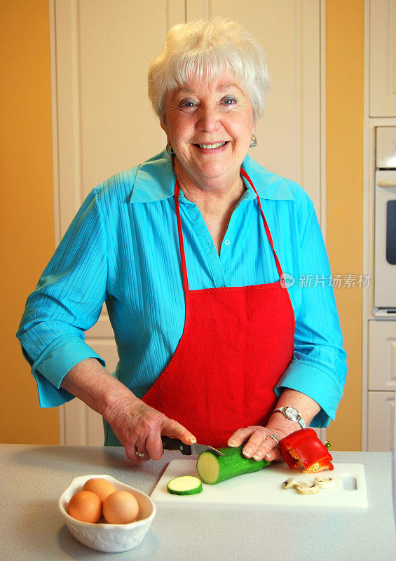 老妇人在厨房做饭