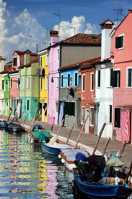 运河和五颜六色的房子-布拉诺