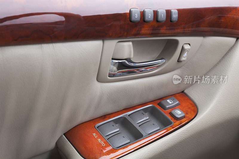 豪华轿车的座椅记忆和车窗按钮控制面板