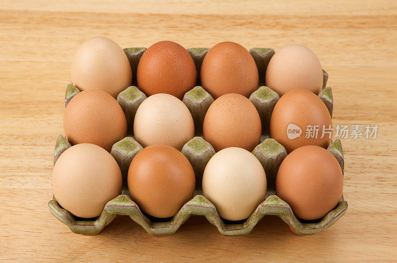 一打棕色鸡蛋放在陶瓷支架上，放在木板上