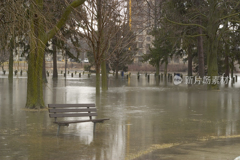 洪水中的空长凳