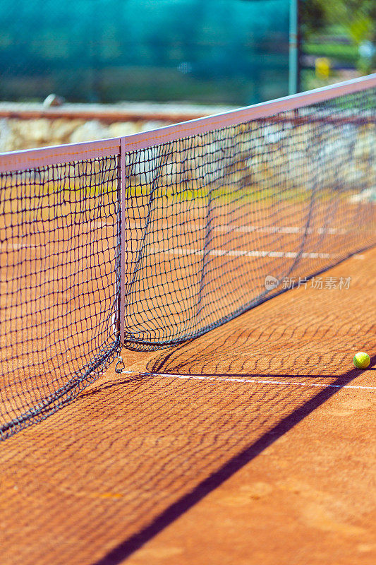 空荡荡的网球场在海滨地中海度假胜地