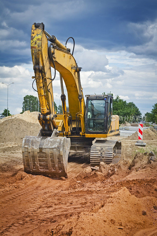挖掘机在新建一条道路上施工