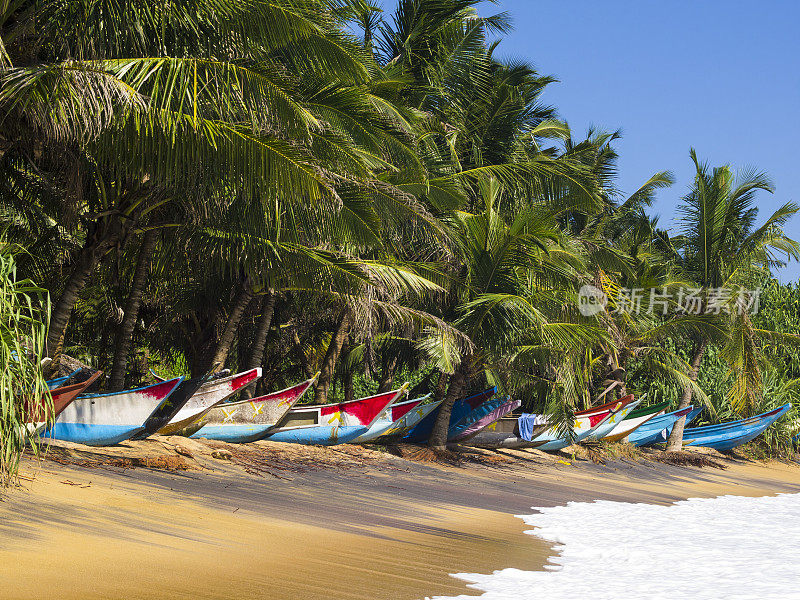 斯里兰卡的米瑞萨海滩上停着几艘船
