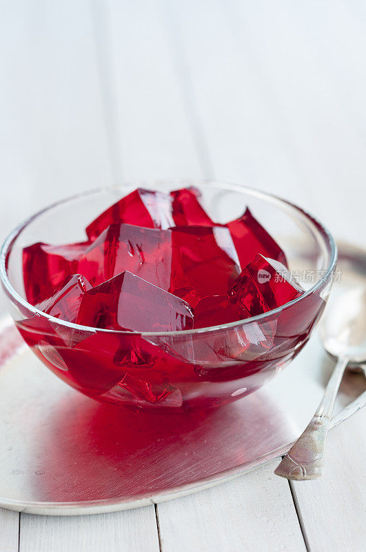 玻璃碗里的红色果冻块