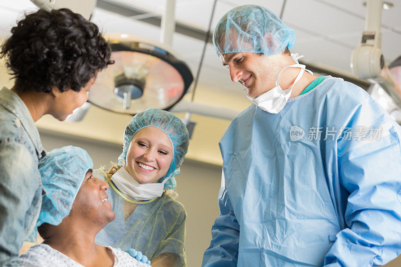 外科医生在手术室为病人和配偶准备手术