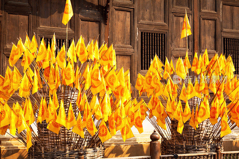 潘道寺正面和许多黄旗